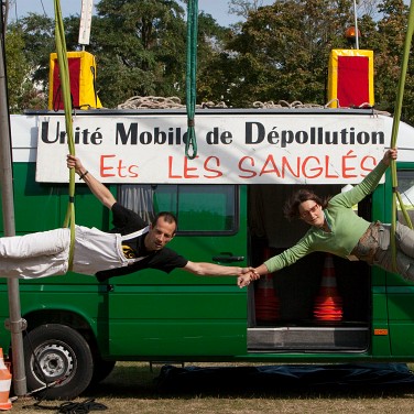 Les sanglés Les sanglés