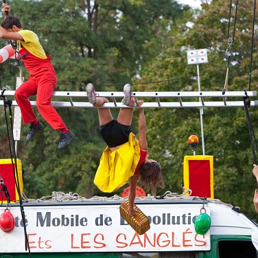 Les sanglés Les sanglés