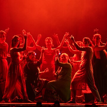 2025-04-12-203041-cabaret