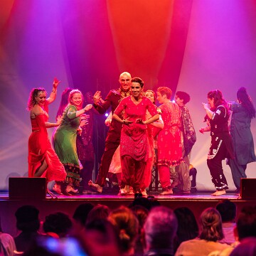 2025-04-12-203137-cabaret