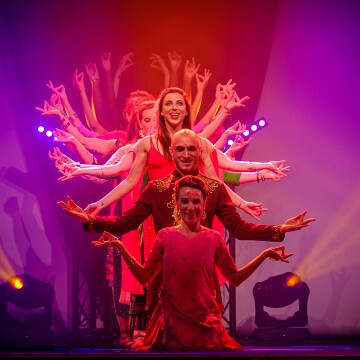2025-04-12-203141-cabaret
