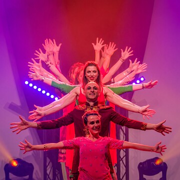2025-04-12-203148-cabaret