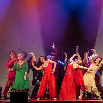 2025-04-12-203242-cabaret