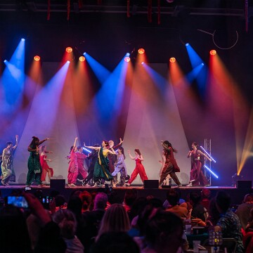 2025-04-12-203353-cabaret