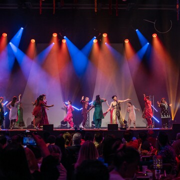 2025-04-12-203400-cabaret