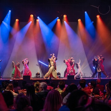 2025-04-12-203408-cabaret