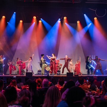 2025-04-12-203419-cabaret