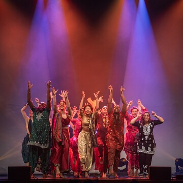 2025-04-12-203434-cabaret