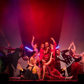 2025-04-12-203448-cabaret