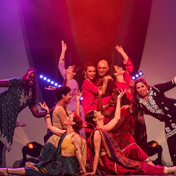 2025-04-12-203449-cabaret
