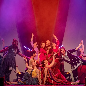 2025-04-12-203452-cabaret