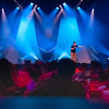 2025-04-12-210047-cabaret