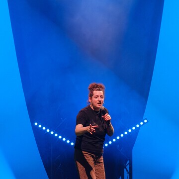 2025-04-12-210359-cabaret