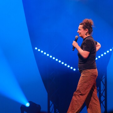 2025-04-12-210500-cabaret