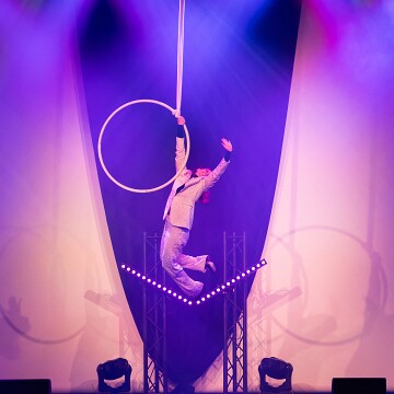 2025-04-12-220922-cabaret