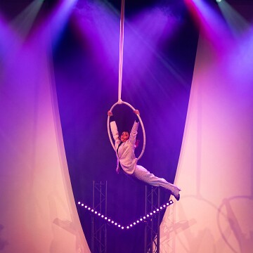 2025-04-12-220939-cabaret