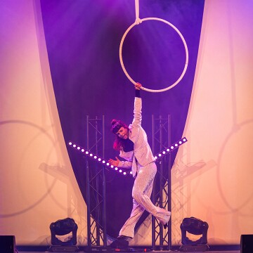 2025-04-12-221032-cabaret