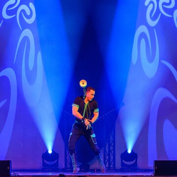 2025-04-12-204439-cabaret