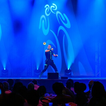 2025-04-12-204452-cabaret