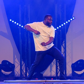 2025-04-12-222652-cabaret