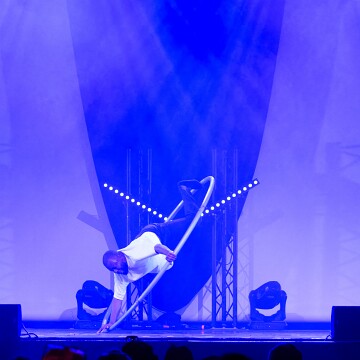 2025-04-12-222945-cabaret