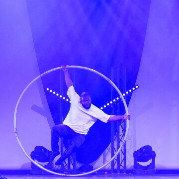 2025-04-12-223002-cabaret