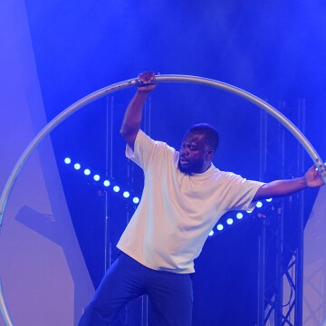 2025-04-12-223025-cabaret
