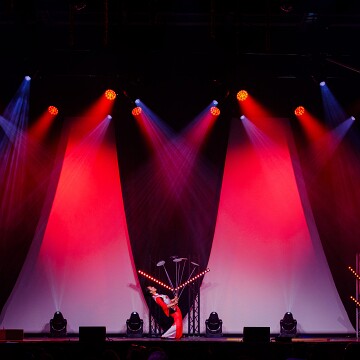 2025-04-12-221815-cabaret