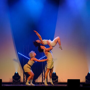 2025-04-12-220130-cabaret