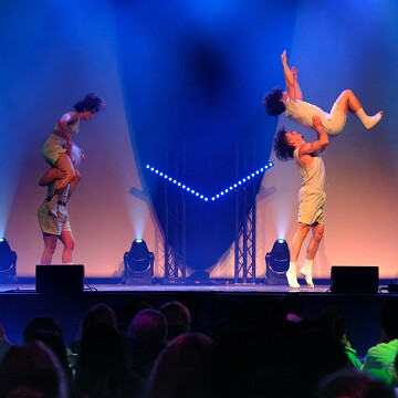 2025-04-12-220135-cabaret
