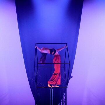2025-04-12-203748-cabaret