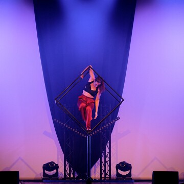 2025-04-12-203806-cabaret