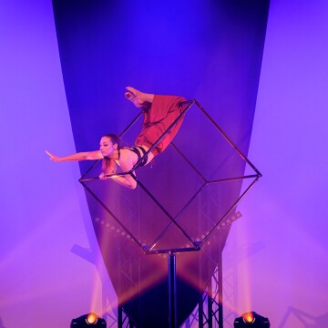 2025-04-12-203859-cabaret
