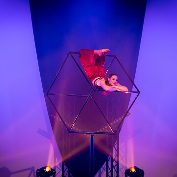 2025-04-12-203902-cabaret