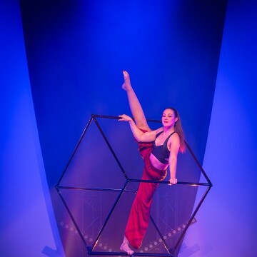 2025-04-12-203936-cabaret