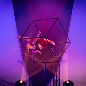 2025-04-12-204044-cabaret
