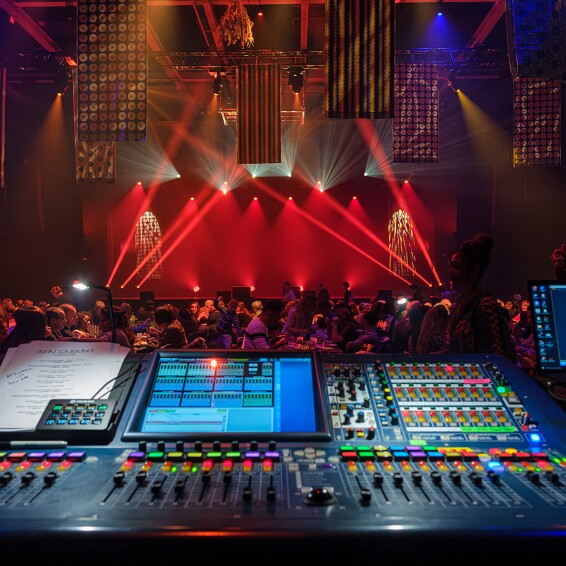 2025-10-18-195054-cabaret