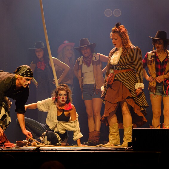 2026-04-18-211355-cabaret null