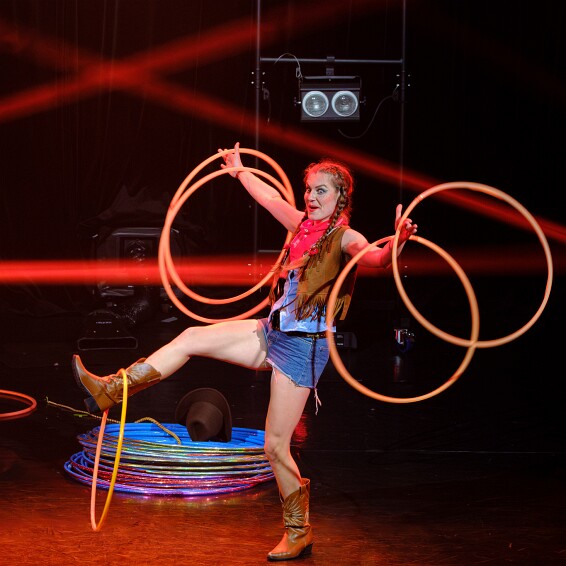 2026-04-18-221832-cabaret null