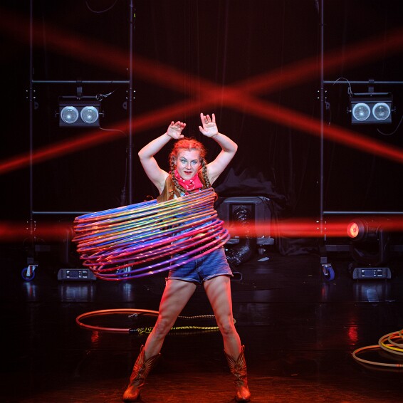 2026-04-18-221930-cabaret null