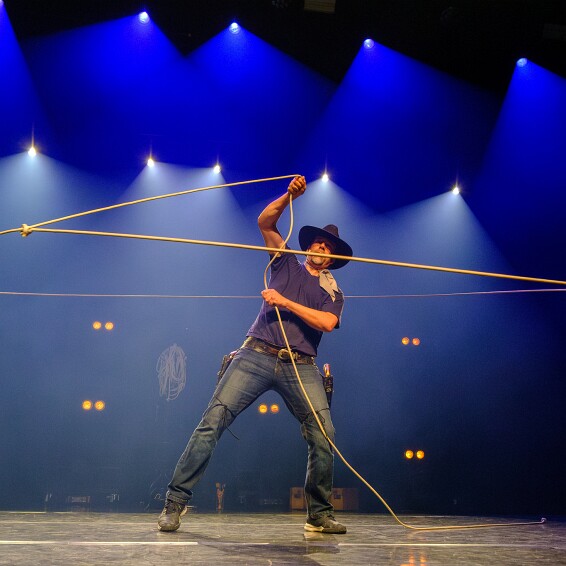 2026-04-18-144940-cabaret null