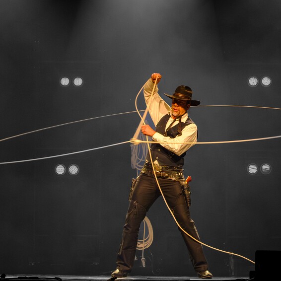 2026-04-18-204327-cabaret null