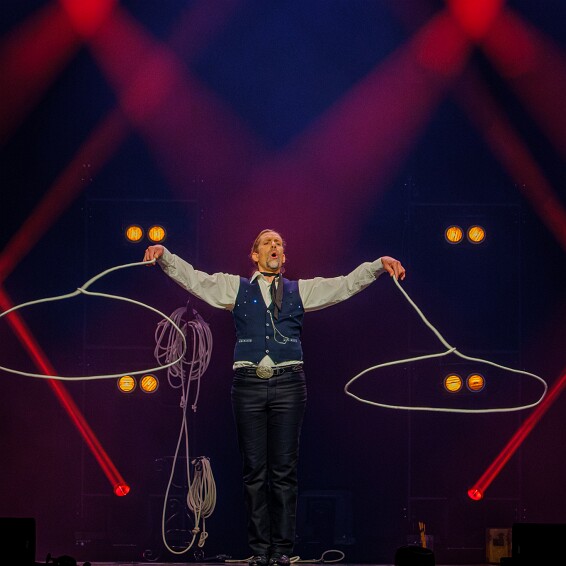 2026-04-18-204754-cabaret null