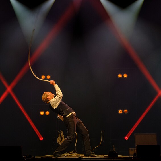 2026-04-18-204958-cabaret null