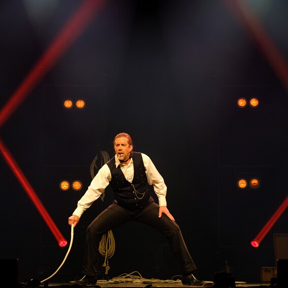 2026-04-18-205221-cabaret null