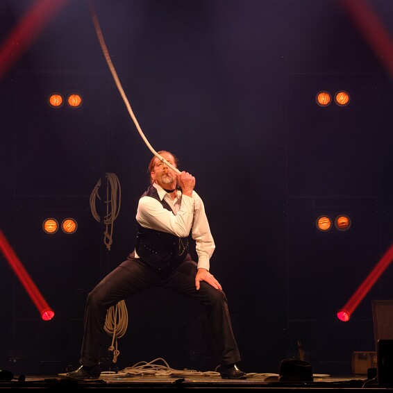 2026-04-18-205239-cabaret null
