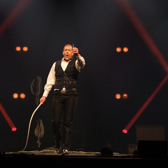 2026-04-18-205241-cabaret null